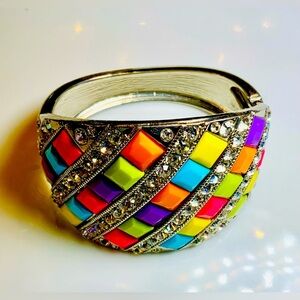 Vintage Bracelet Features a Bold, Colorful Design EUC